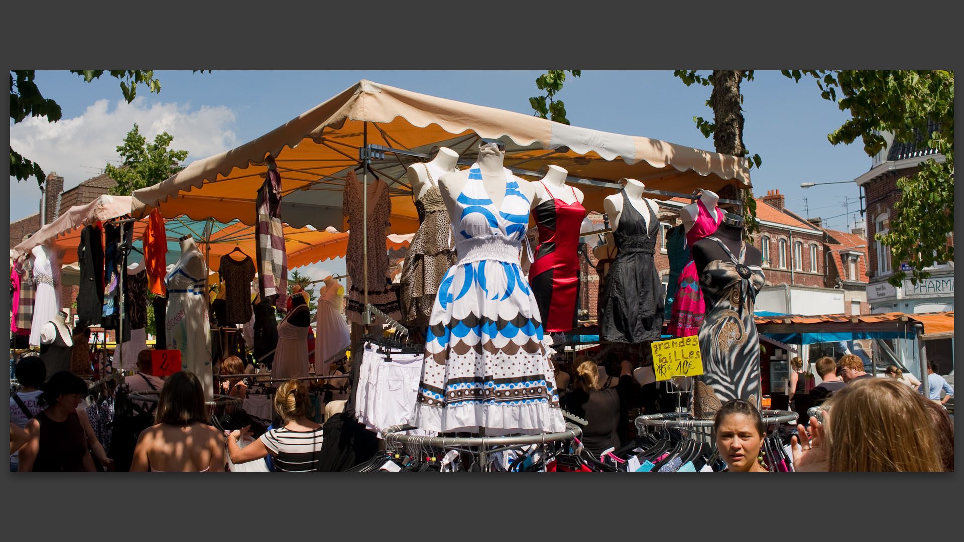 Au marché Saint-Pierre, place de la Liberté, à Croix.