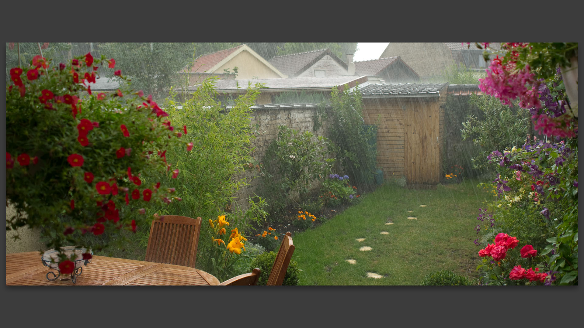 Orage et trombe d'eau sur un jardin, à Croix.