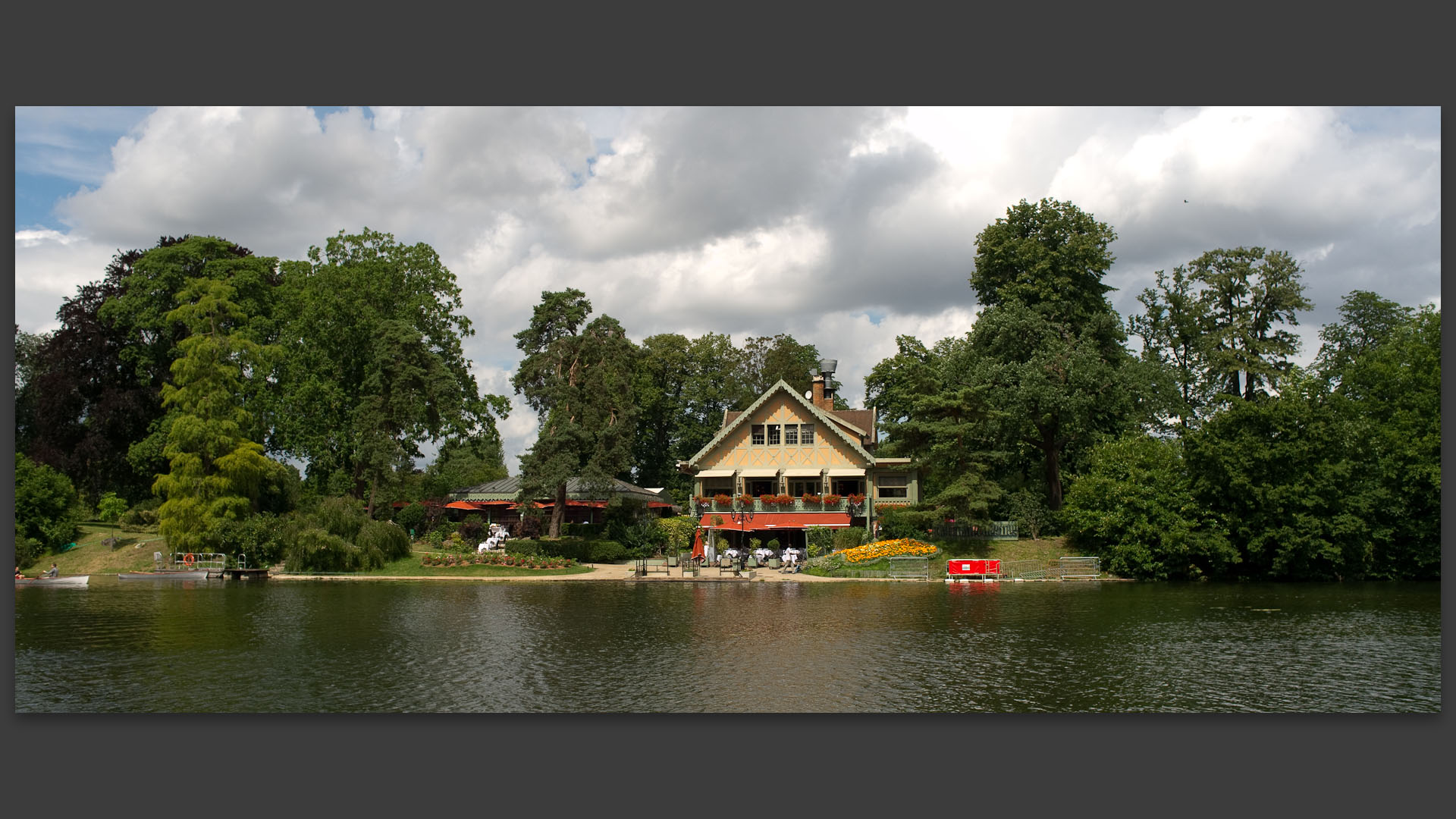 Le Chalet des Iles, restaurant sur le lac du bois de Boulogne, à Paris.