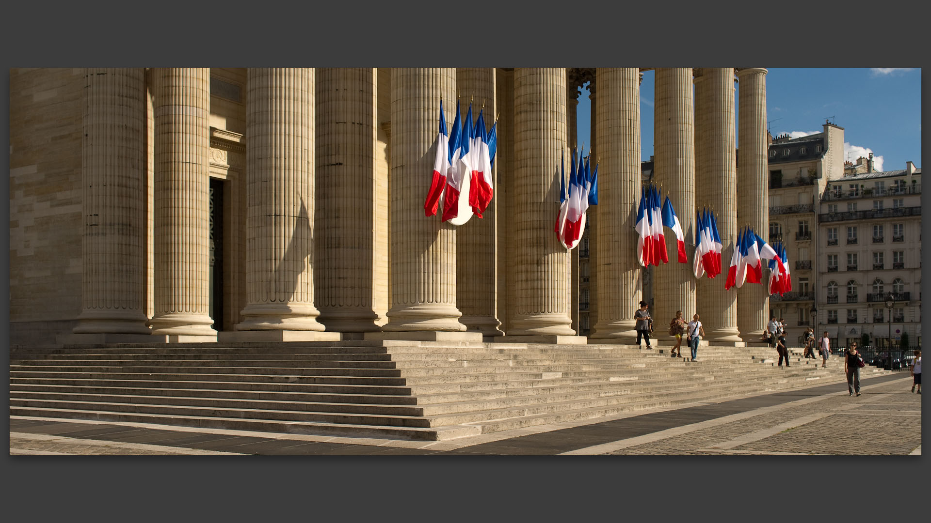 Les colonnades du Panthéon, à Paris.