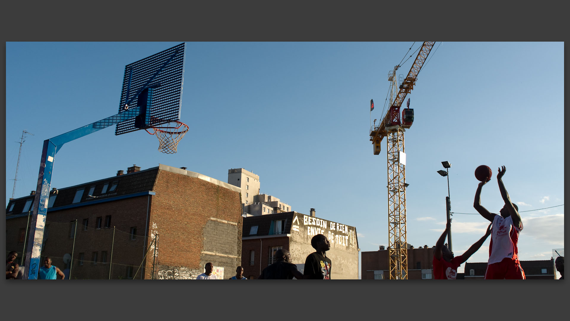 Terrain de basket, rue de Wagram, à Wazemmes, Lille.