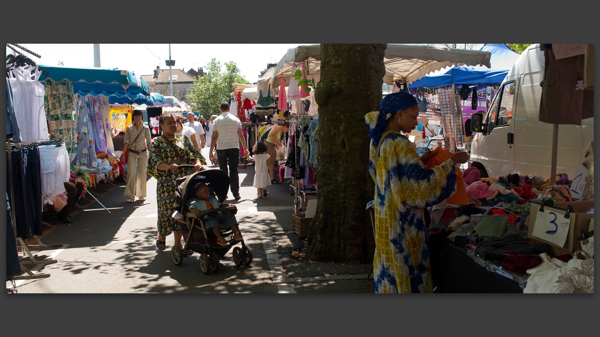 Au marché de Wazemmes, place de la Nouvelle Aventure, à Lille.