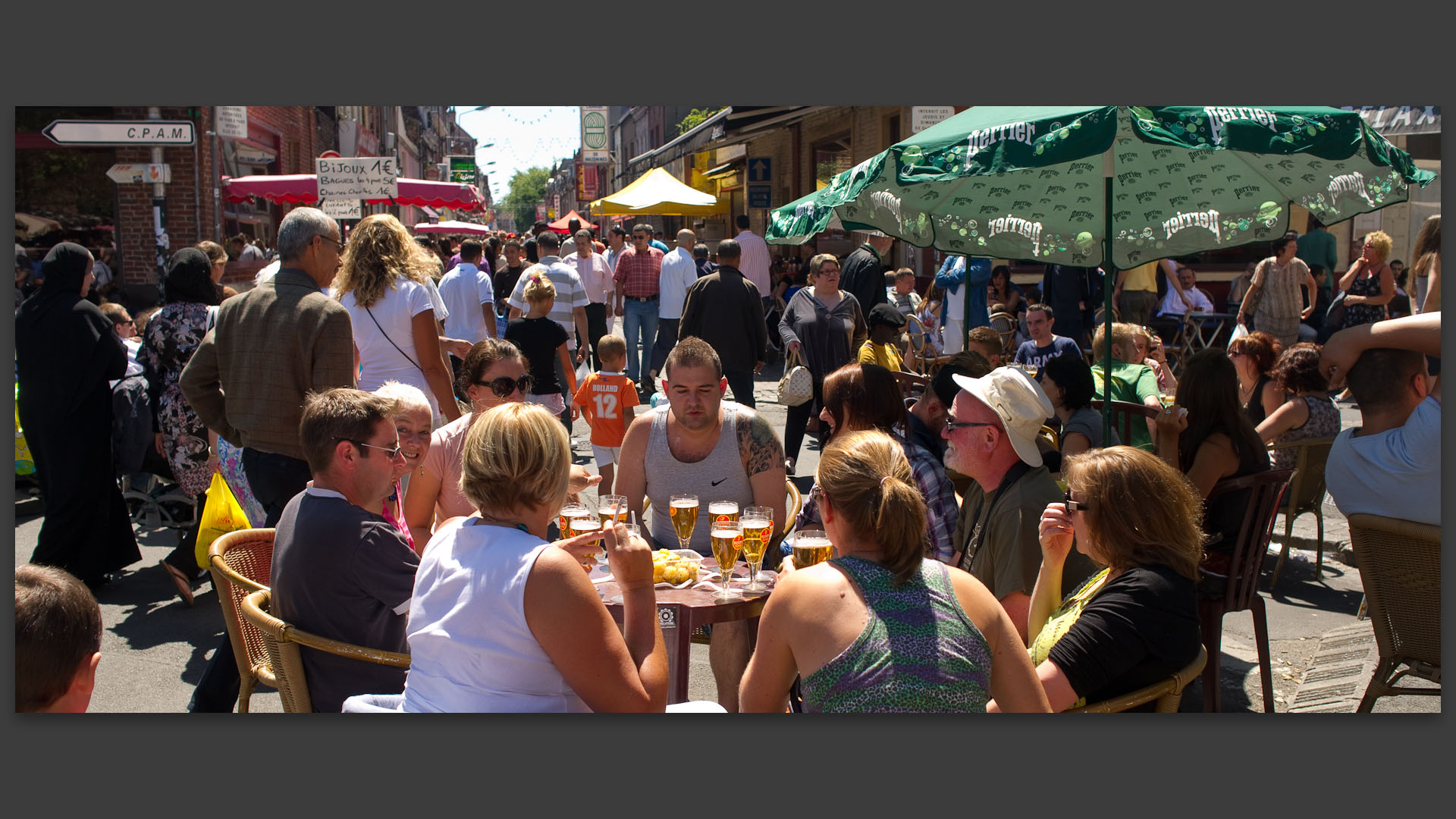 A la terrasse du Relax, au marché de Wazemmes, place de la Nouvelle Aventure.