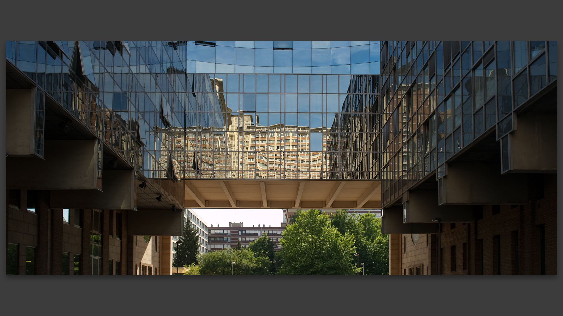 Le bâtiment du Conseil général du Nord reflétant la cité administrative, rue Gustave-Delory, à Lille.