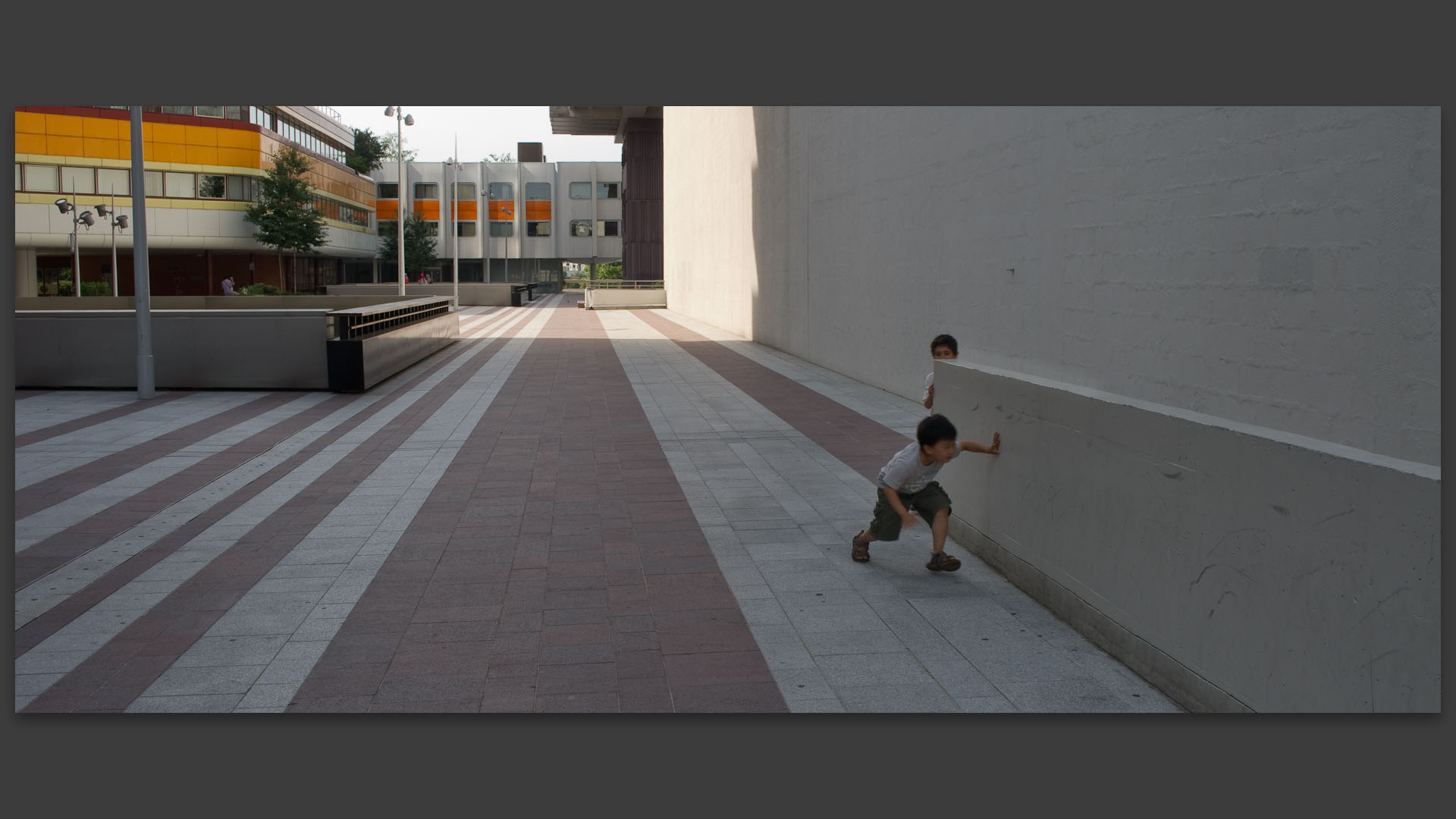 Enfants jouant à cache cache sur la dalle du quartier Beaugrenelle, à Paris.