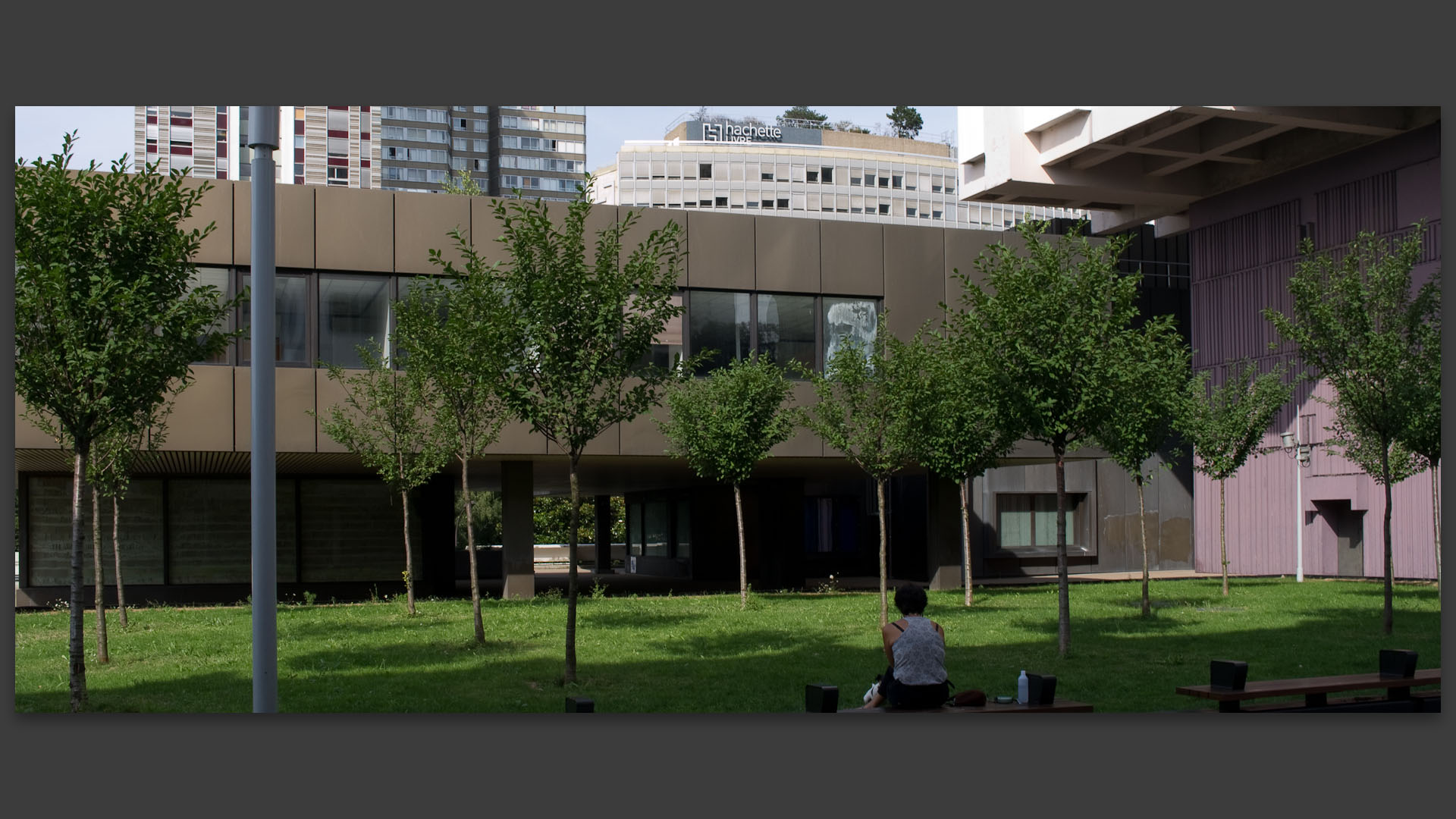 Espace vert sur la dalle du quartier Beaugrenelle. Au fond, l'immeuble de Hachette livre.