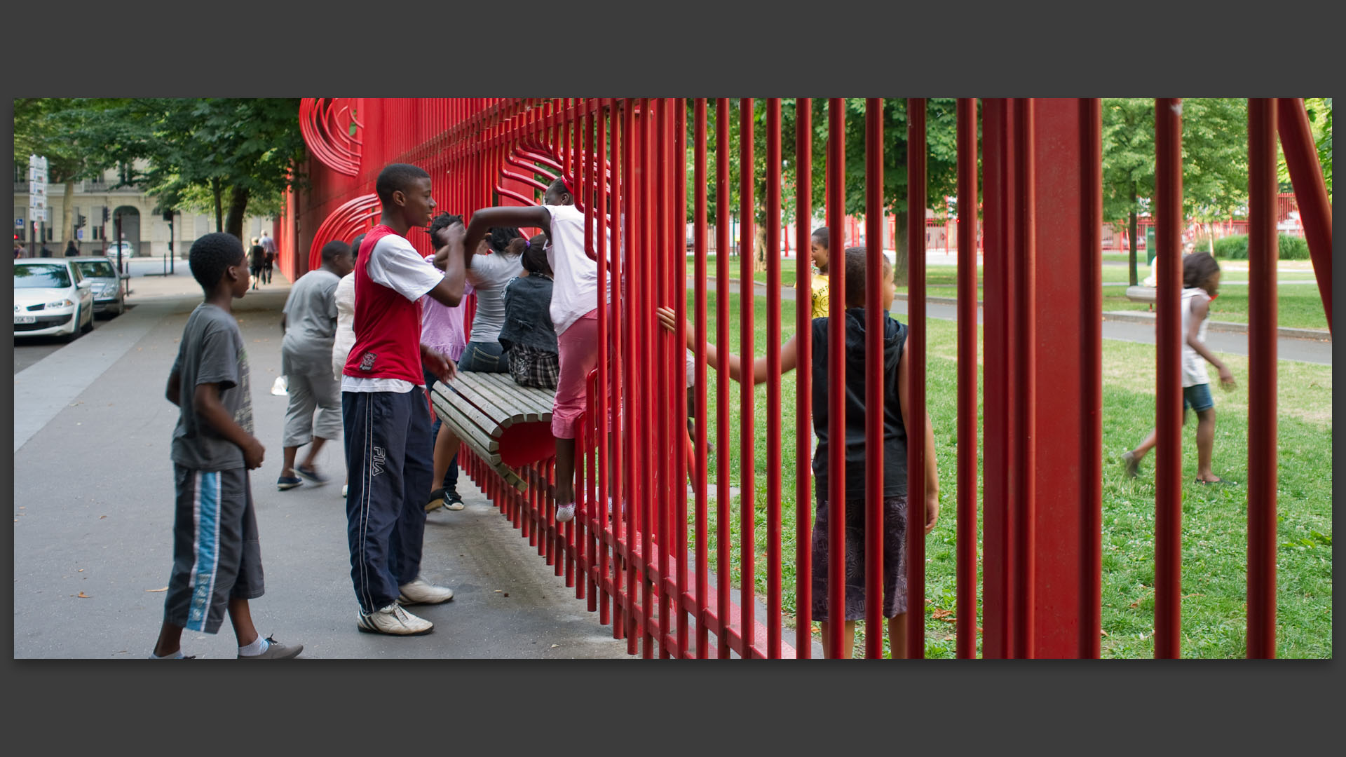 A travers les grilles du parc Jean-Baptiste-Lebas, à Lille.