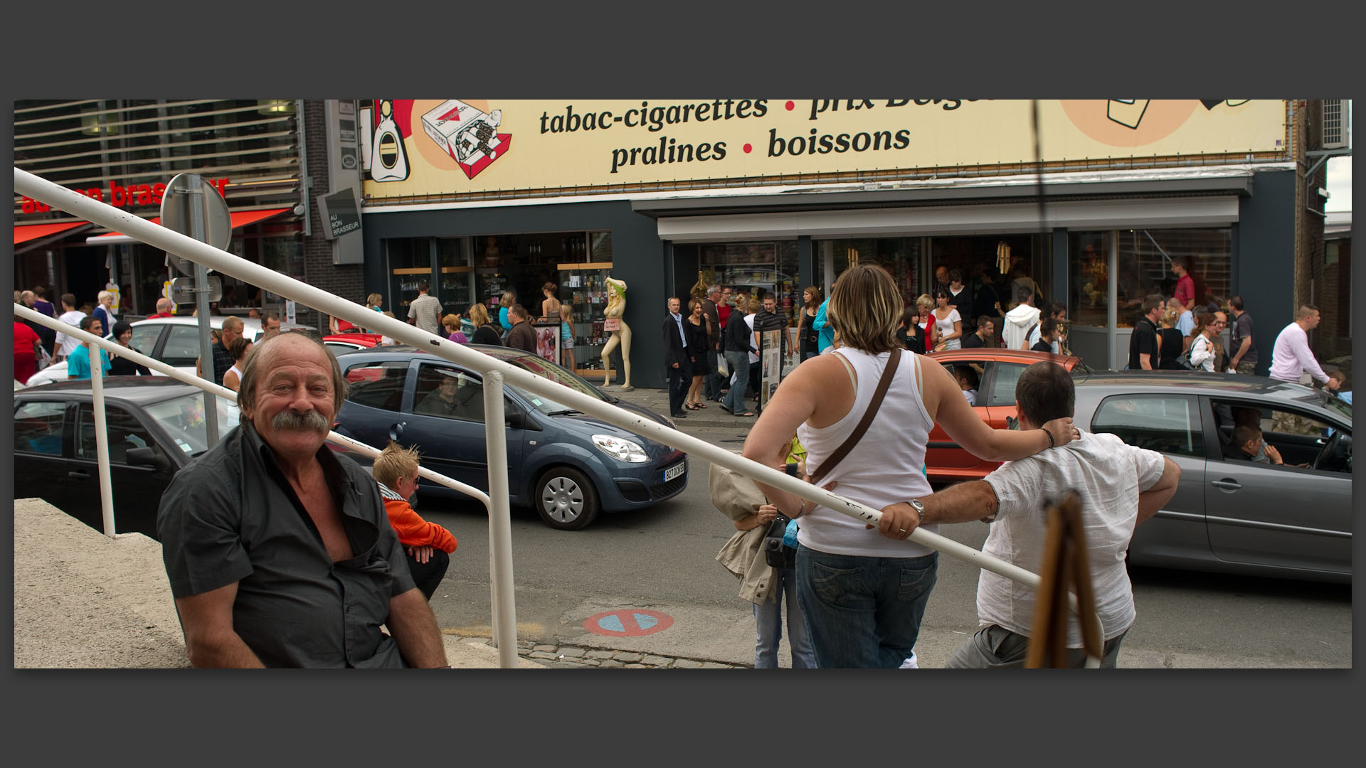 Sourire belge, Bellestraat, au Mont Noir, en Belgique.