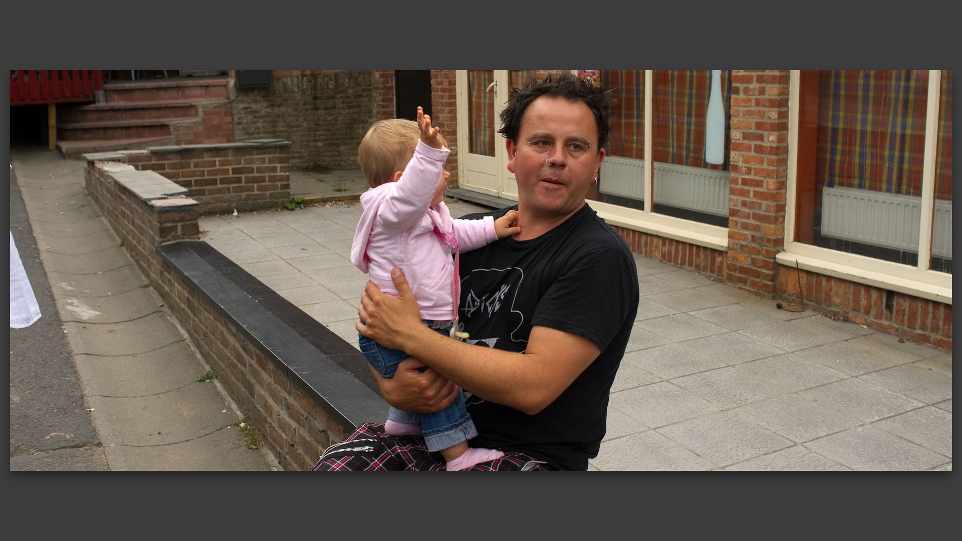 Un père et son enfant, Bellestraat, au Mont Noir, en Belgique.