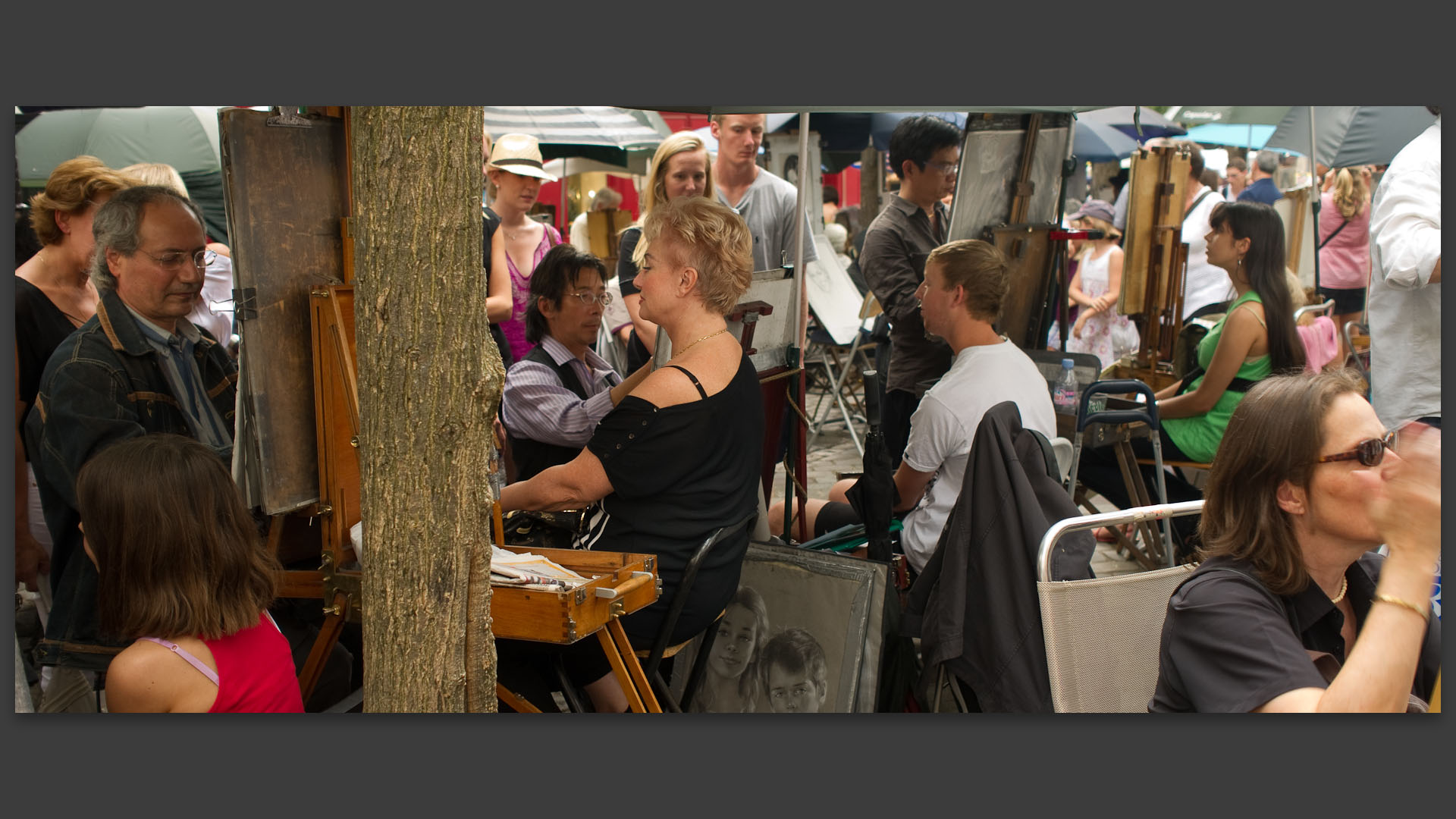 Peintres de Montmartre et toutistes modèles, place du Tertre, à Paris.