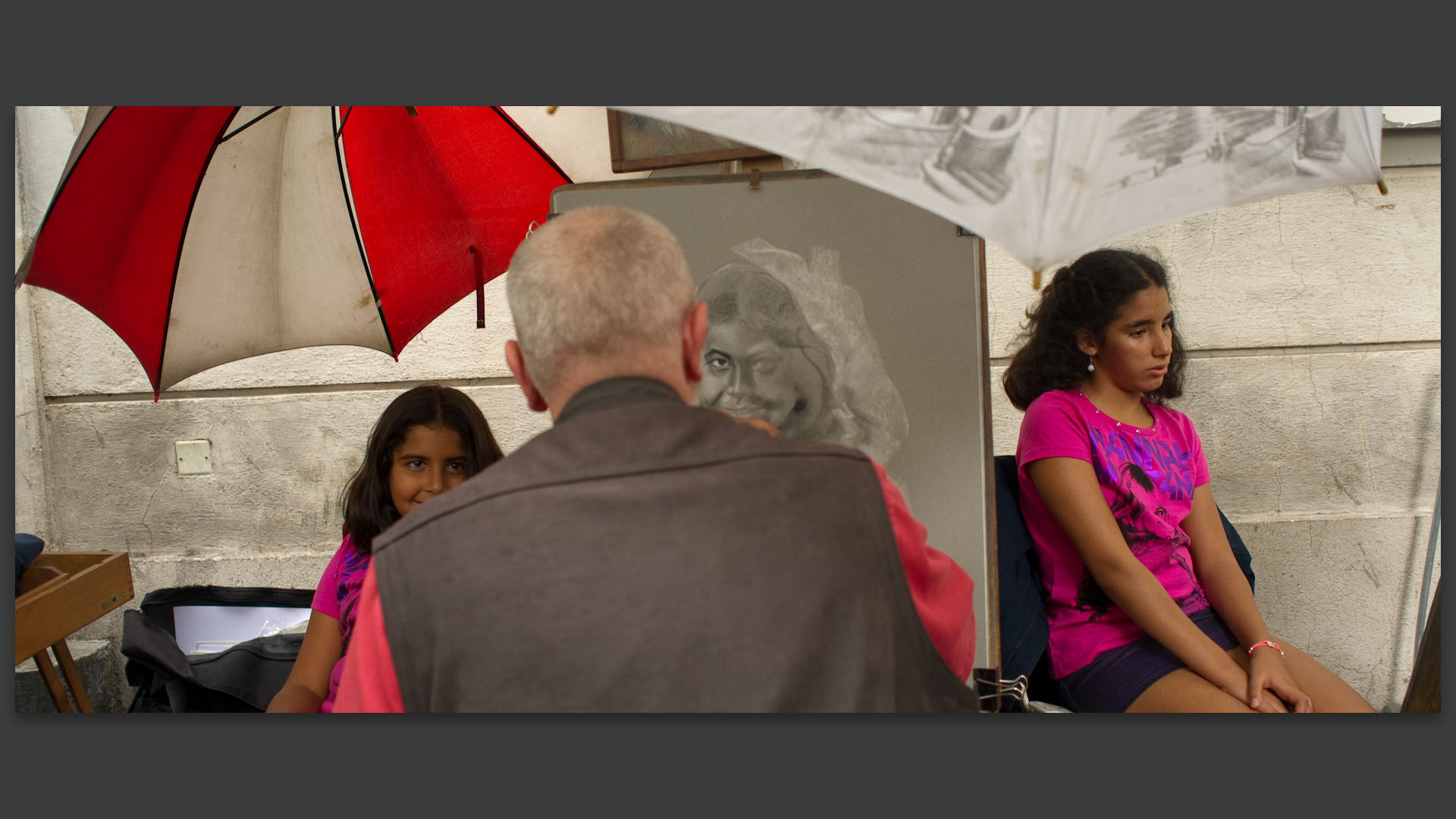 Peintres de Montmartre et touristes modèles, place du Tertre, à Paris.