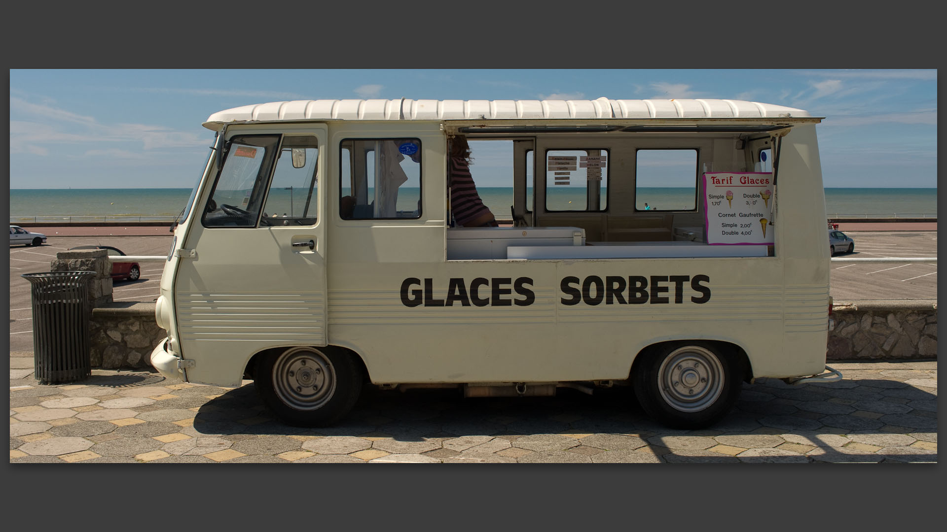 Marchand de glaces, boulevard Thierry-Sabine, au Touquet Paris plage.