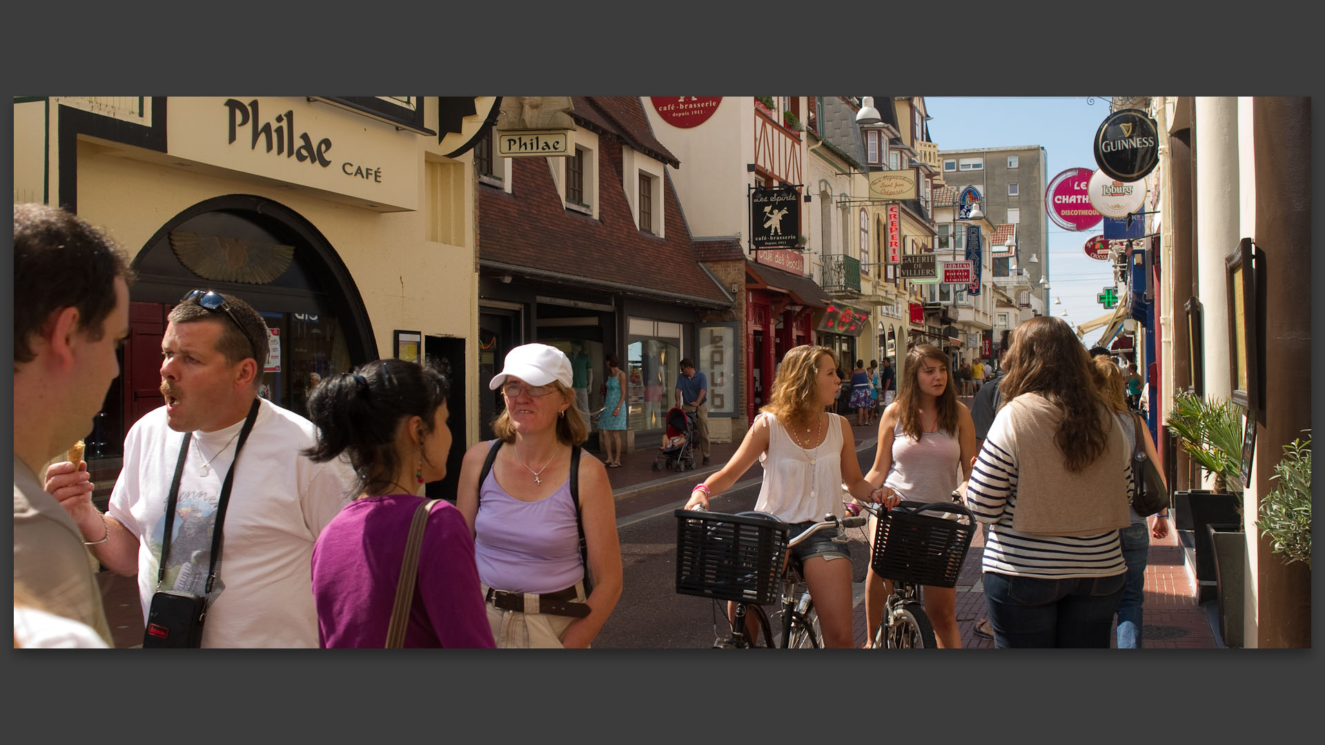 Vacanciers, rue Saint-Jean, au Touquet Paris plage.