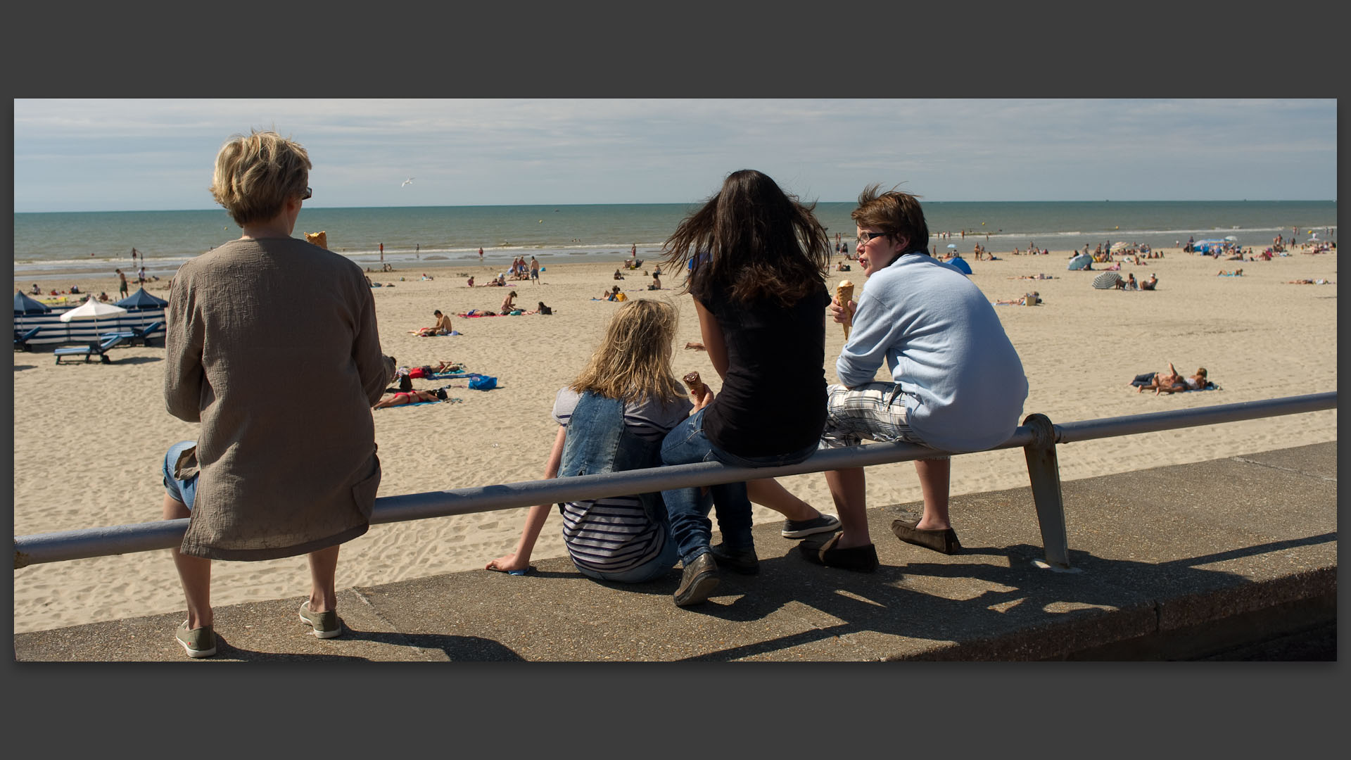 Jeunes sur la digue de bord de mer au Touquet Paris plage.