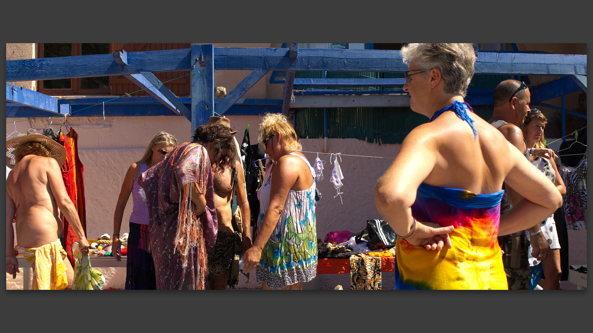 Braderie sur la place du village d'Héliopolis, à l'île du Levant.