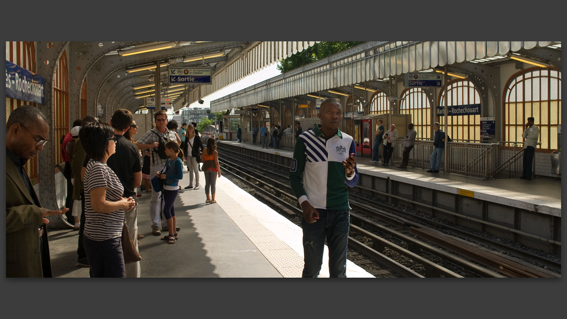 Sur le quai de la station de métro Barbès-Rochechouart, à Paris.