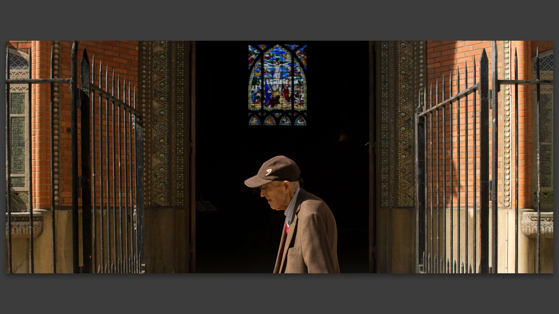 Vieil homme devant l'église des Abbesses, à Paris.