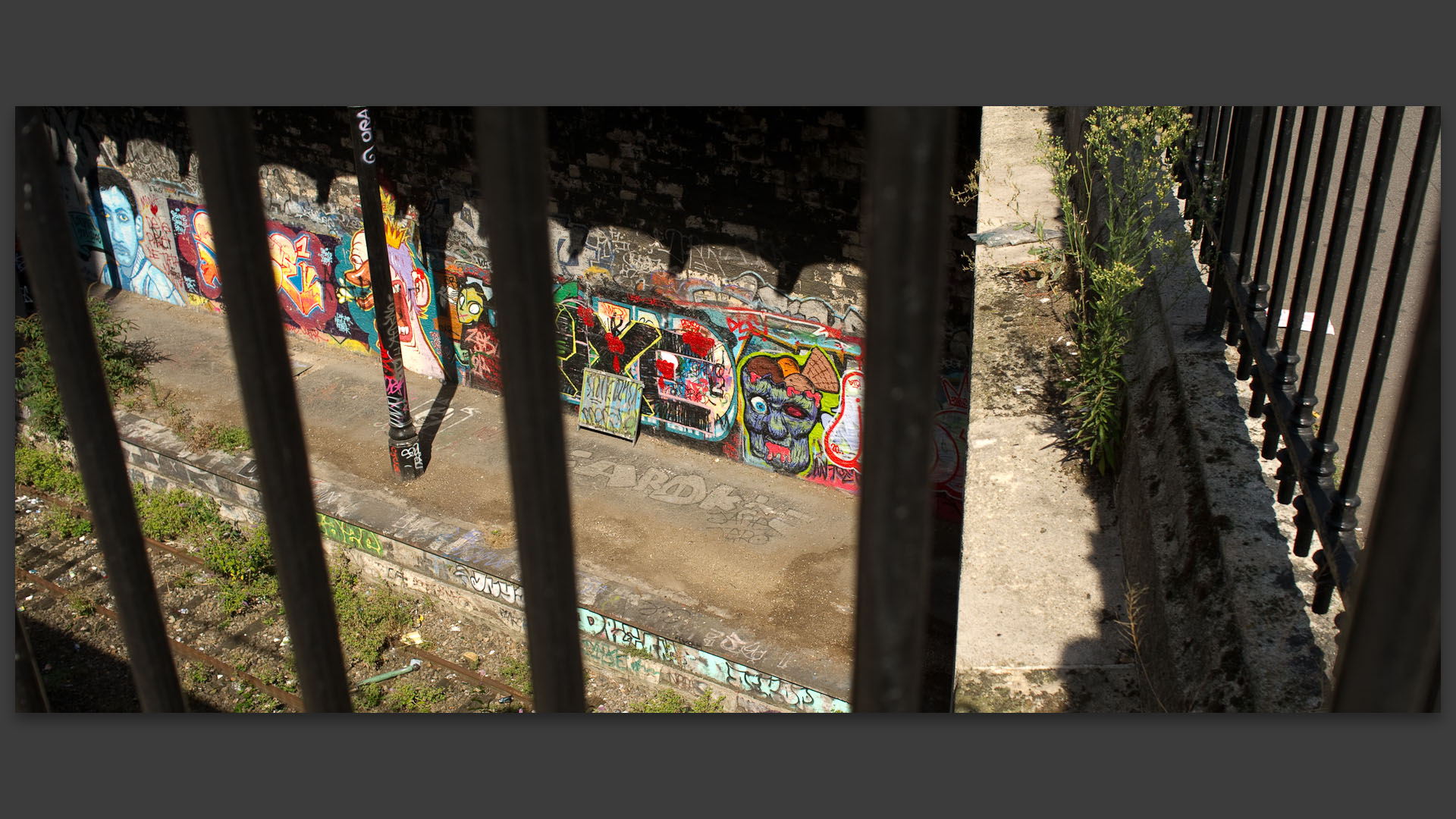 L'ancienne petite ceinture de chemin de fer, rue Belliard, à Paris.