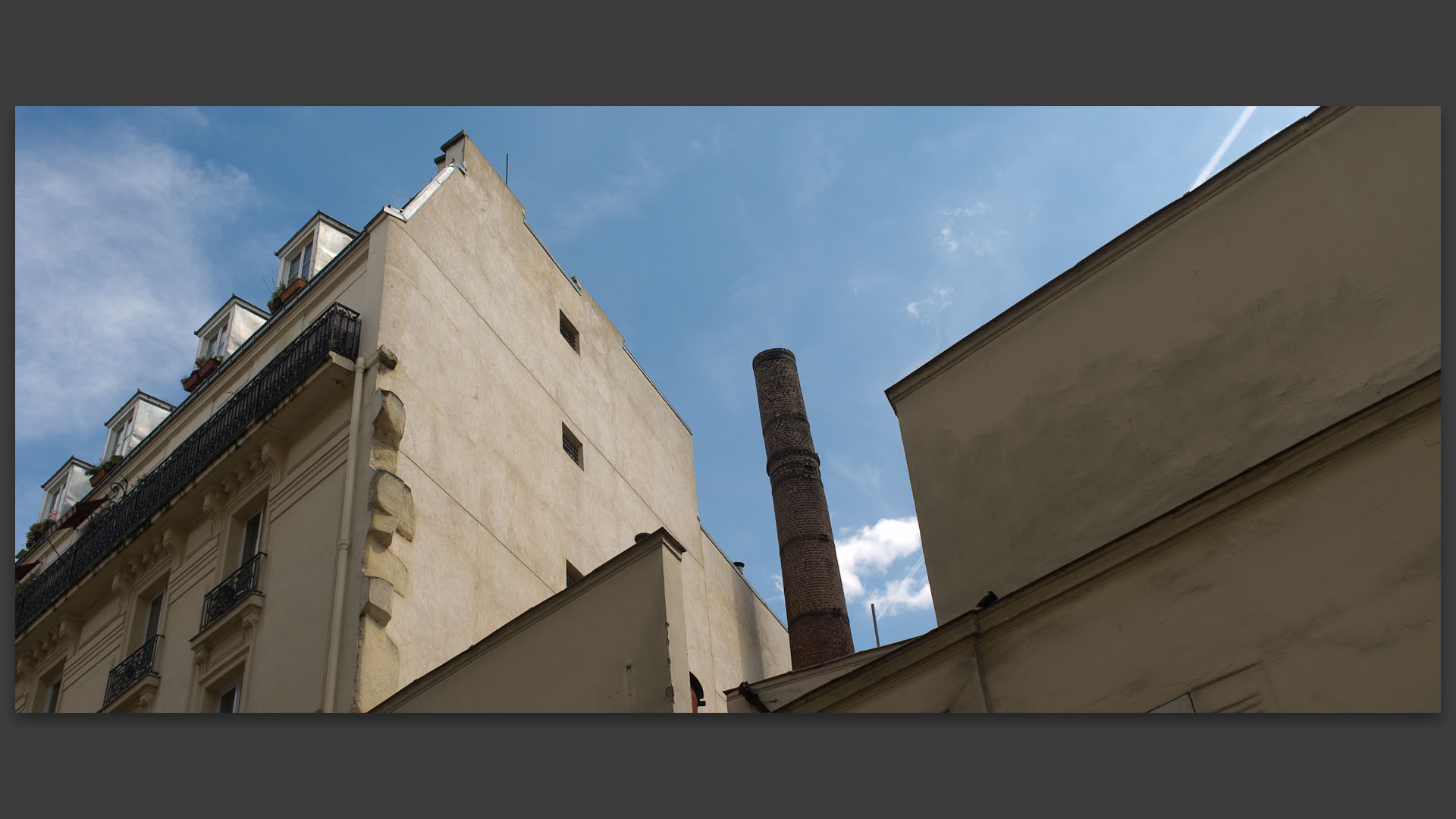 Vestige industriel, rue Duhesme, à Paris.