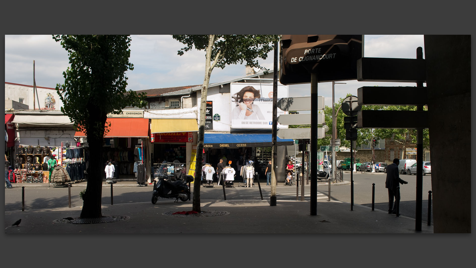 L'entrée des marchés aux Puces, porte de Clignancourt, à Saint-Ouen.