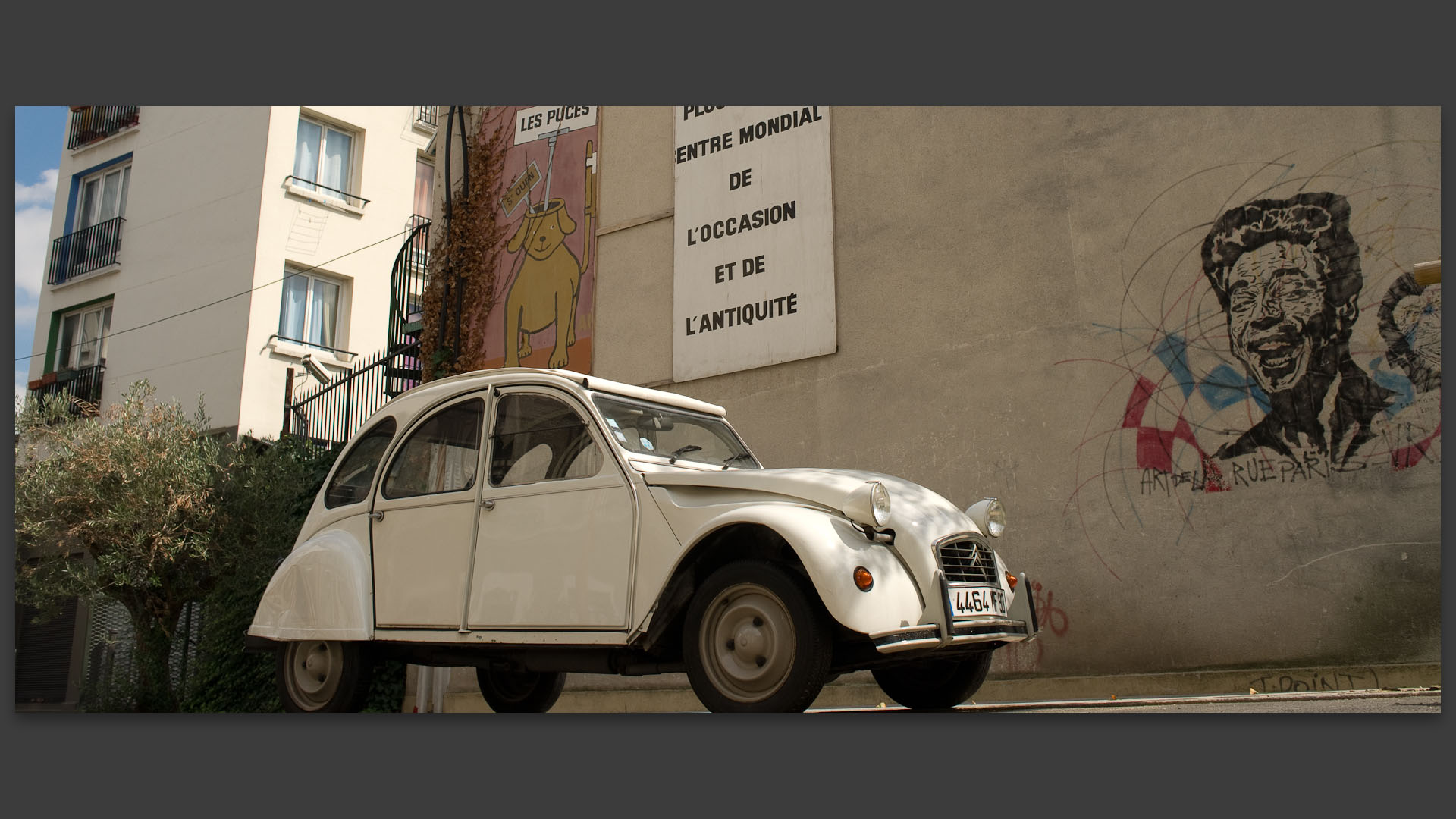 Vieille 2CV Citroën à l'entrée du marché Paul-Bert, à Saint-Ouen.