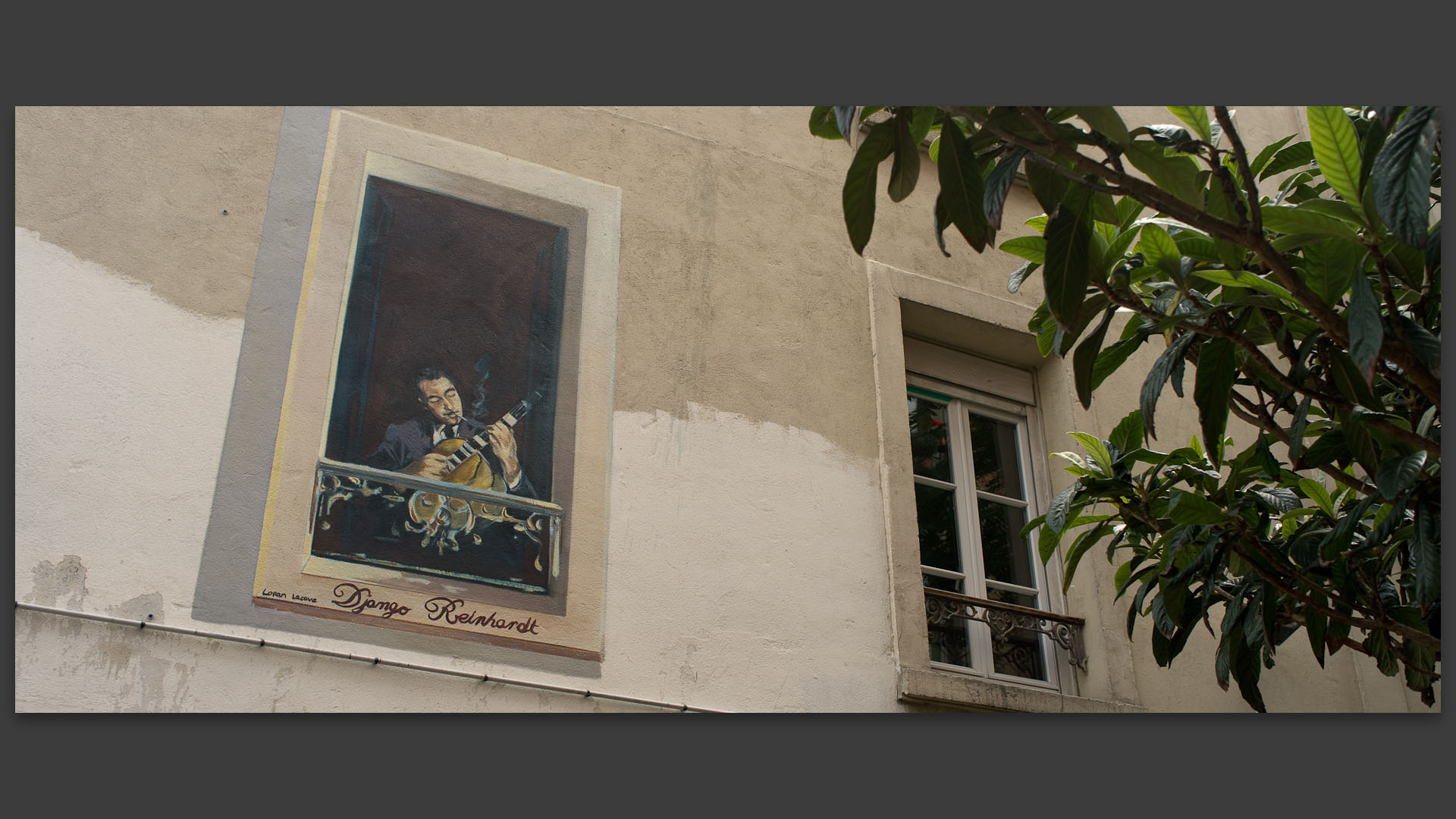 Trompe l'oeil évoquant Django Reinhardt, rue des Rosiers, à Saint-Ouen.