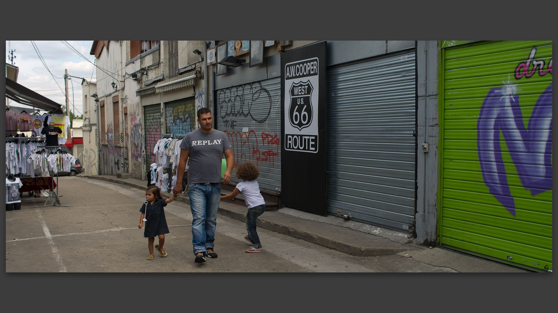 Un père et ses enfants, passage Marceau, dans les Puces de Saint-Ouen.