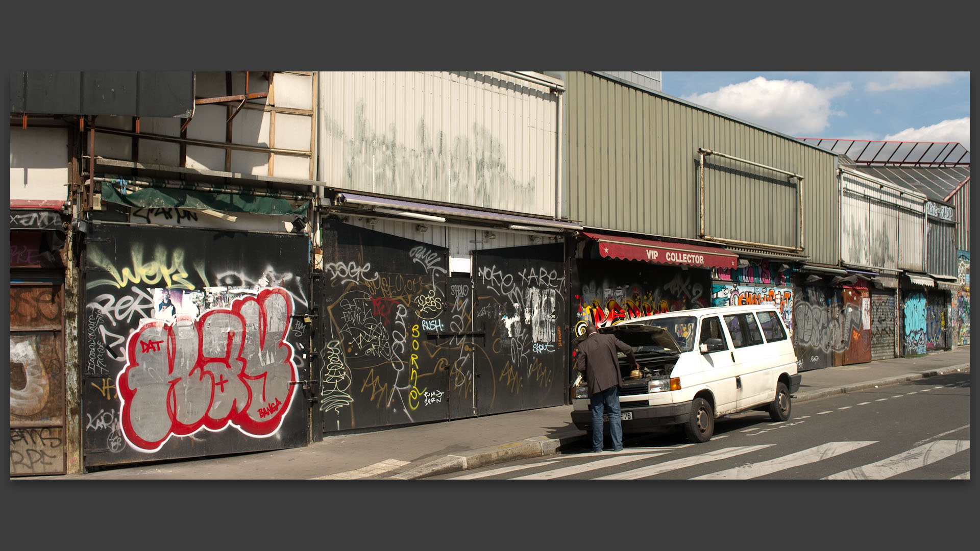 Les échoppes fermées des Puces de Saint-Ouen, rue Jean-Henri-Fabre.