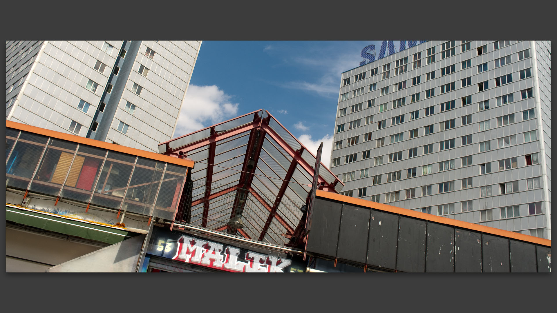 Le fronton du marché Malik dans les Puces de Saint-Ouen.