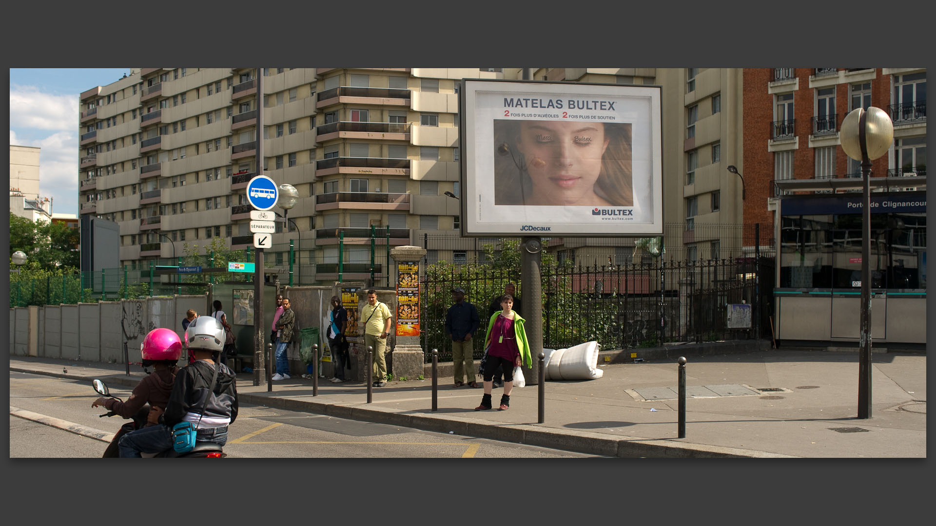 En attendant l'autobus, porte de Clignancourt, à Paris.