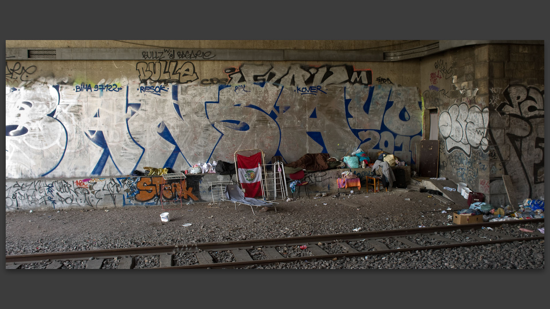 SDF sur l'ancienne petite ceinture de chemin de fer, boulevard Ney, à Paris.