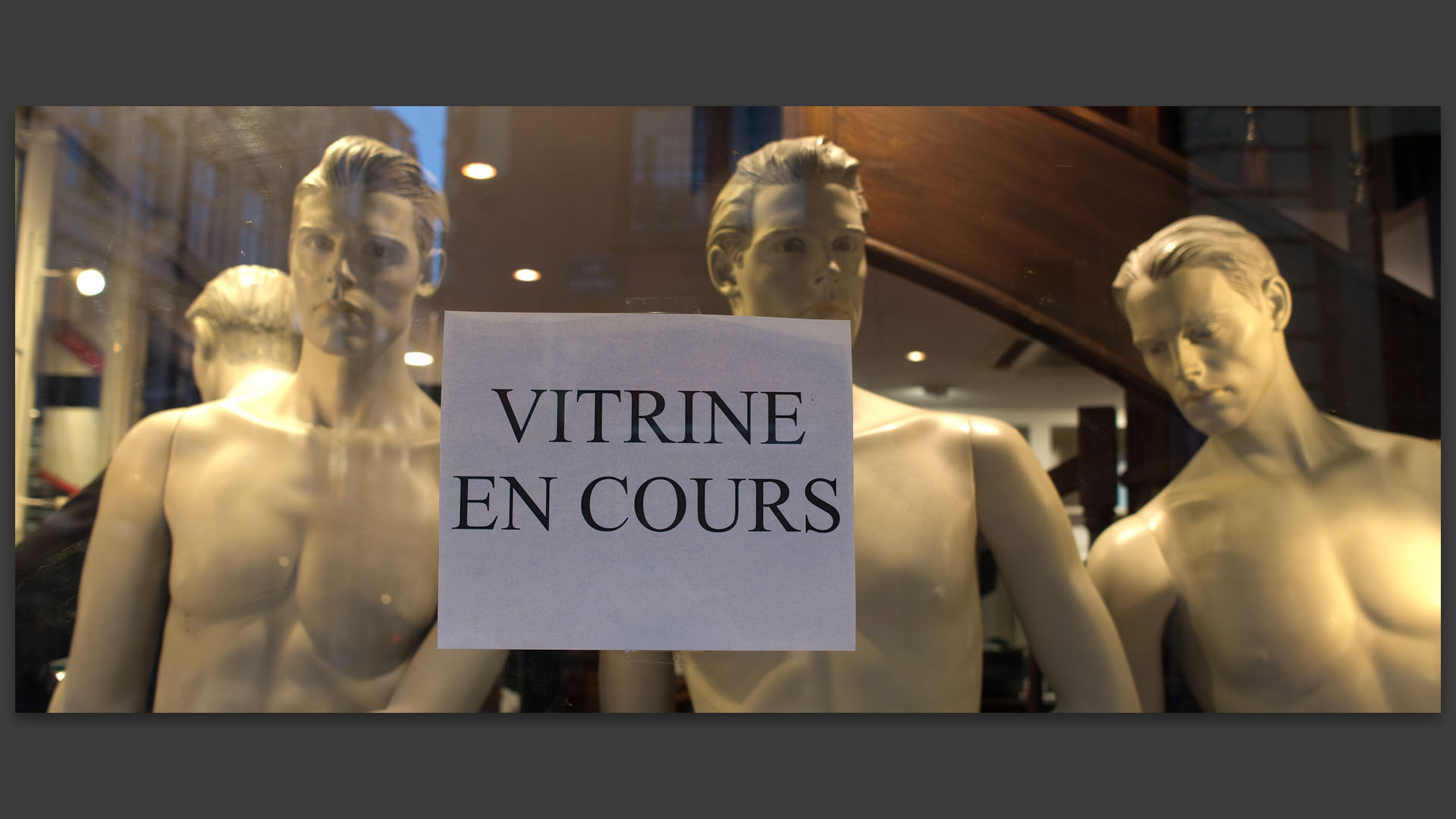 "Vitrine en cours", rue de la Monnaie, à Lille.