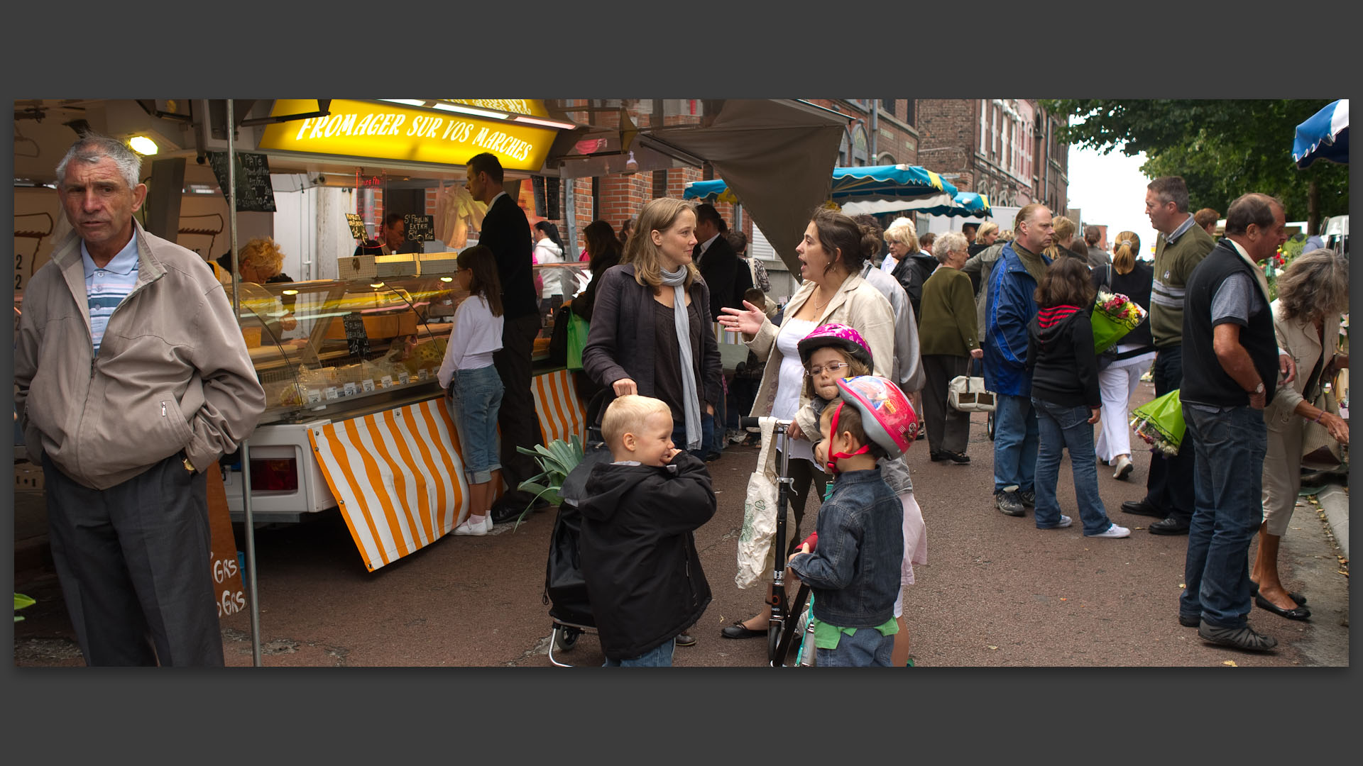 En discussion, marché Saint-Pierre, place de la Liberté, à Croix.