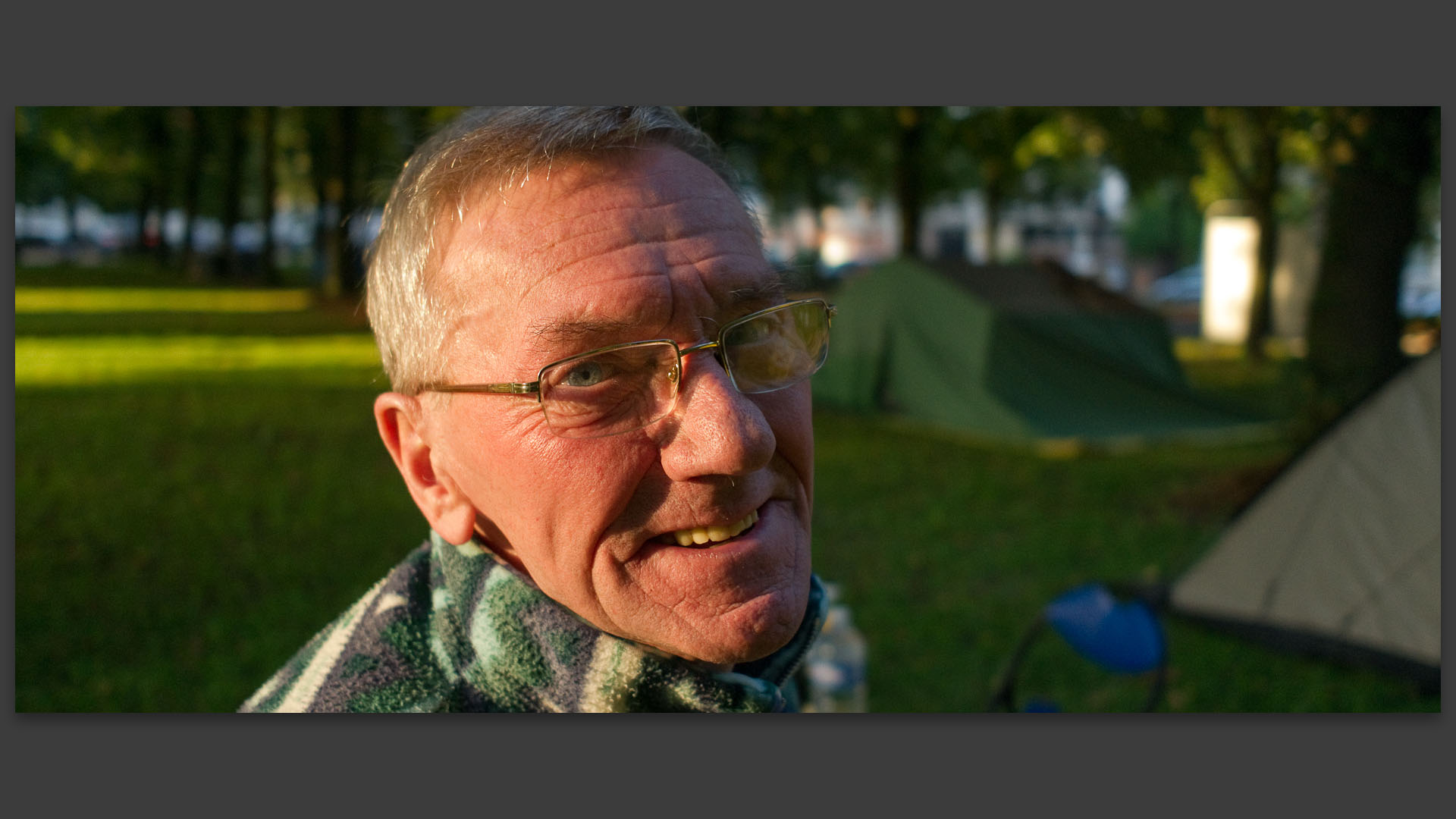 Jean-Claude, de Calais, campe sur l'esplanade de Lille en attendant la braderie.