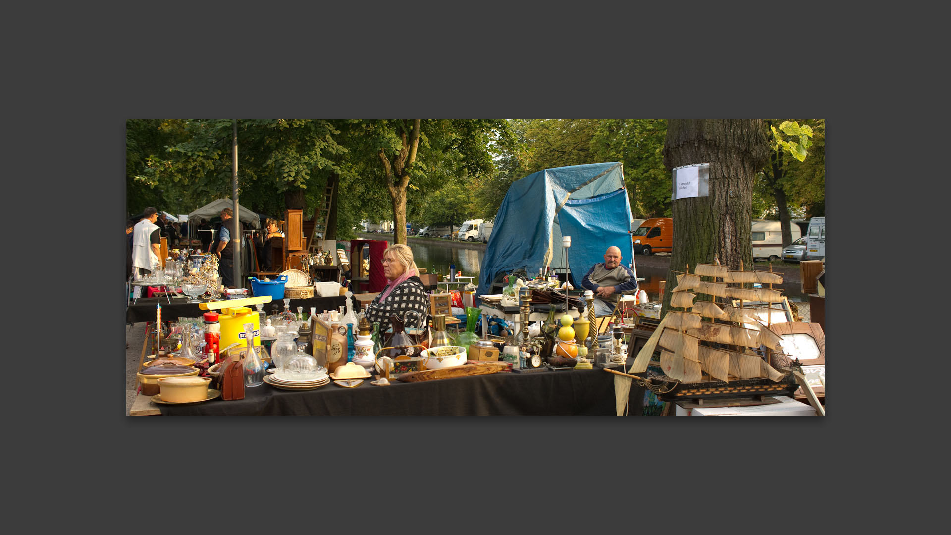 Premiers étals de la braderie de Lille, sur l'esplanade.