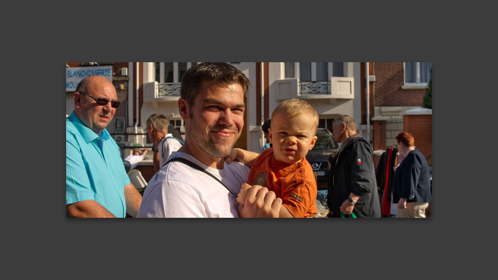 Un père et son fils à la braderie de la Saint-Gilles, rue Jean-Jaurès, à Croix.