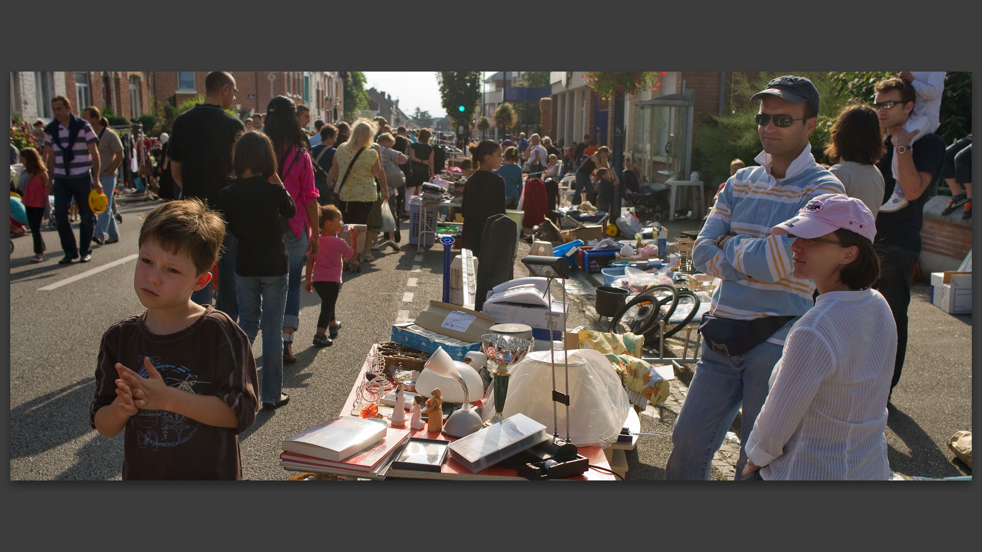 Où sont les clients ? Braderie de la Saint-Gilles, à Croix.