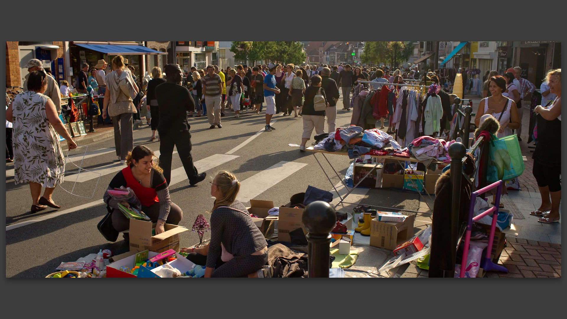 Bonne affaire en vue, braderie de la Saint-Gilles, à Croix.