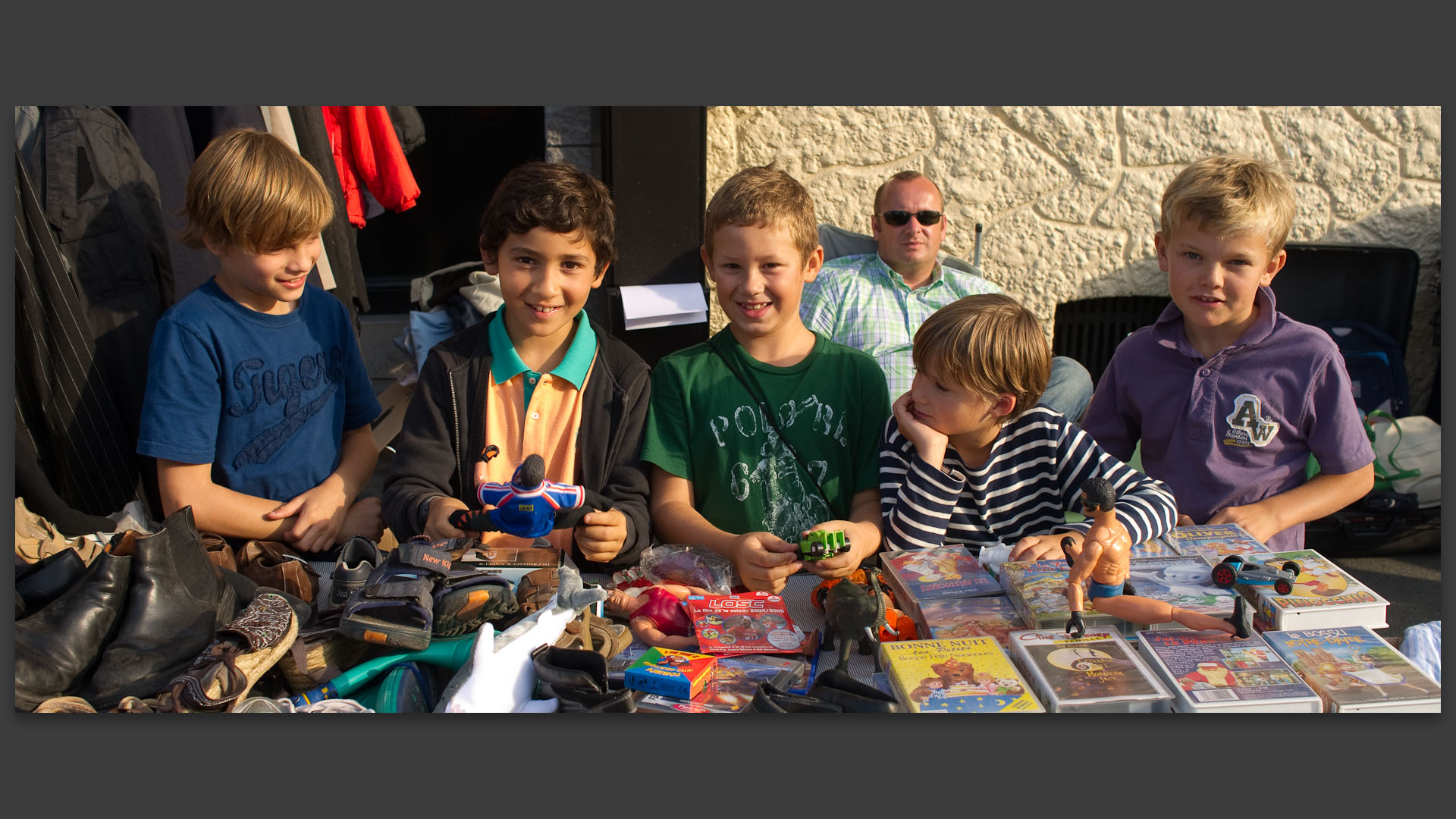 Enfants derrière leur étal, braderie de la Saint-Gilles, à Croix.