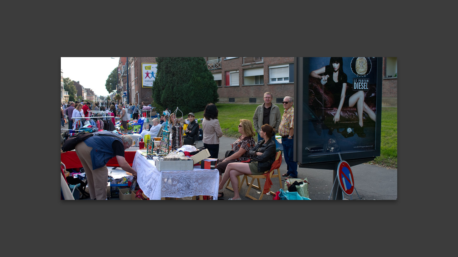 Jeu de jambes à la braderie de la Saint-Gilles, à Croix.