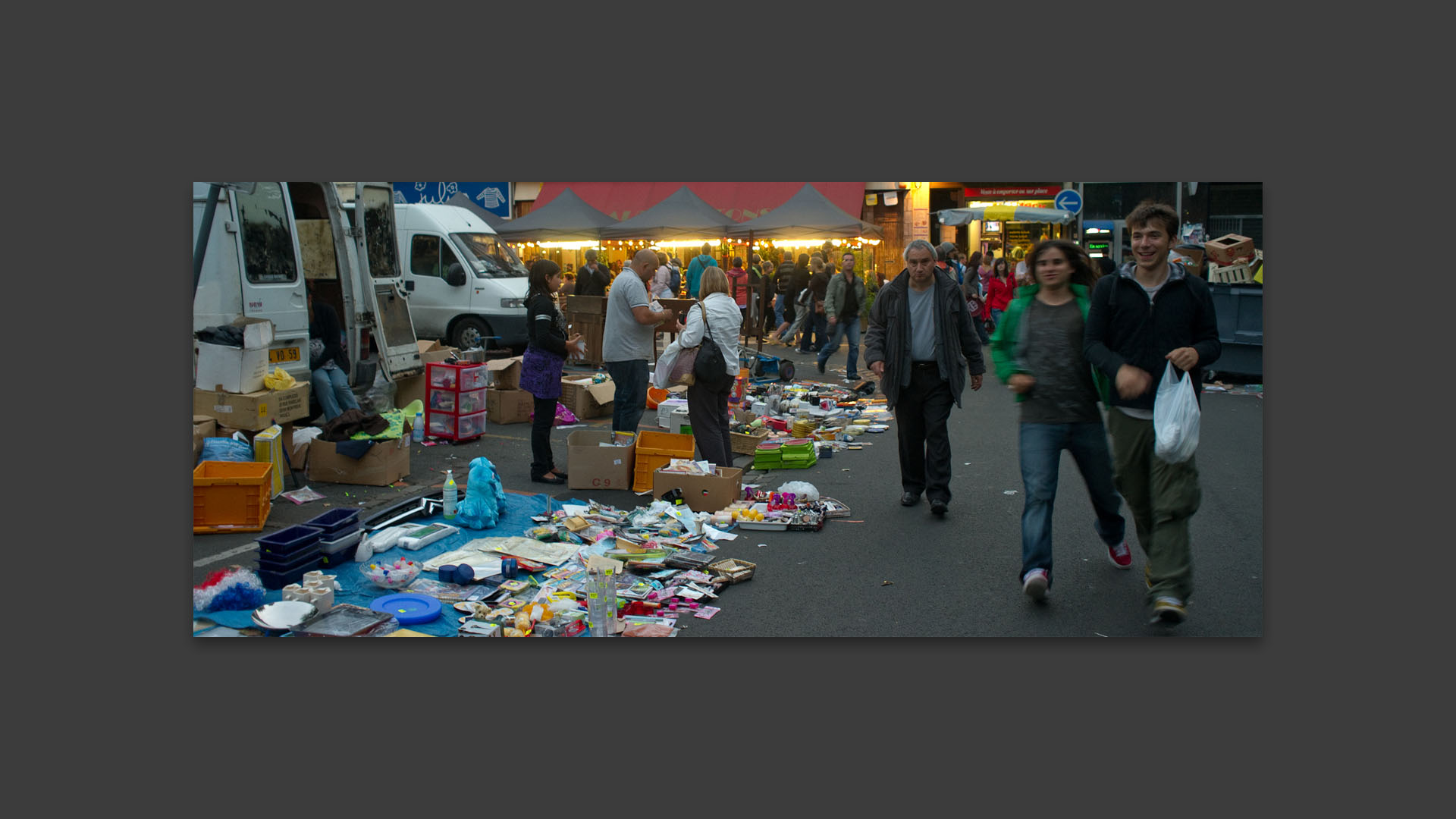 La nuit tombe sur la braderie de Lille, place de la Nouvelle Aventure.