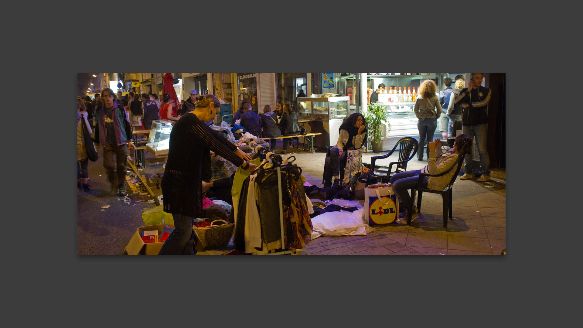 Pas de trêve nocturne pour la braderie de Lille, rue Gambetta.