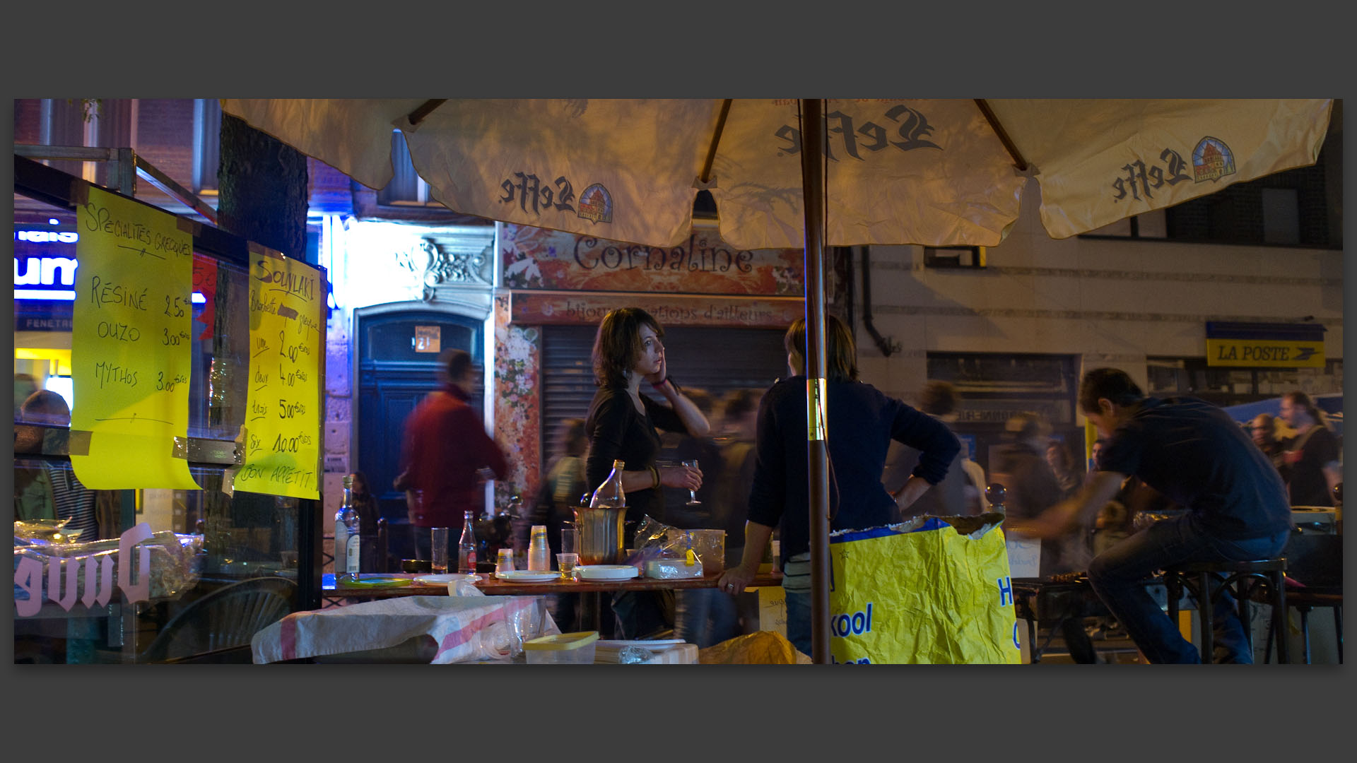 Jeune femme songeuse, rue Gambetta, à Wazemmes, Lille.