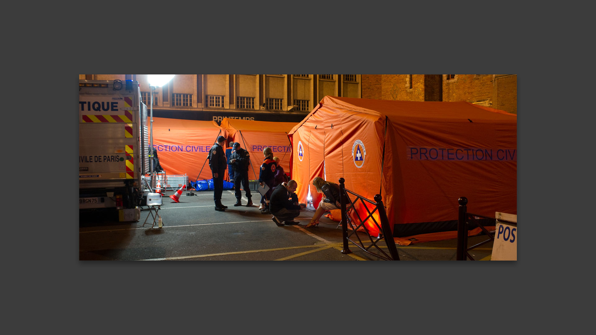 Poste de secours, à la braderie de Lille, place Rihour.