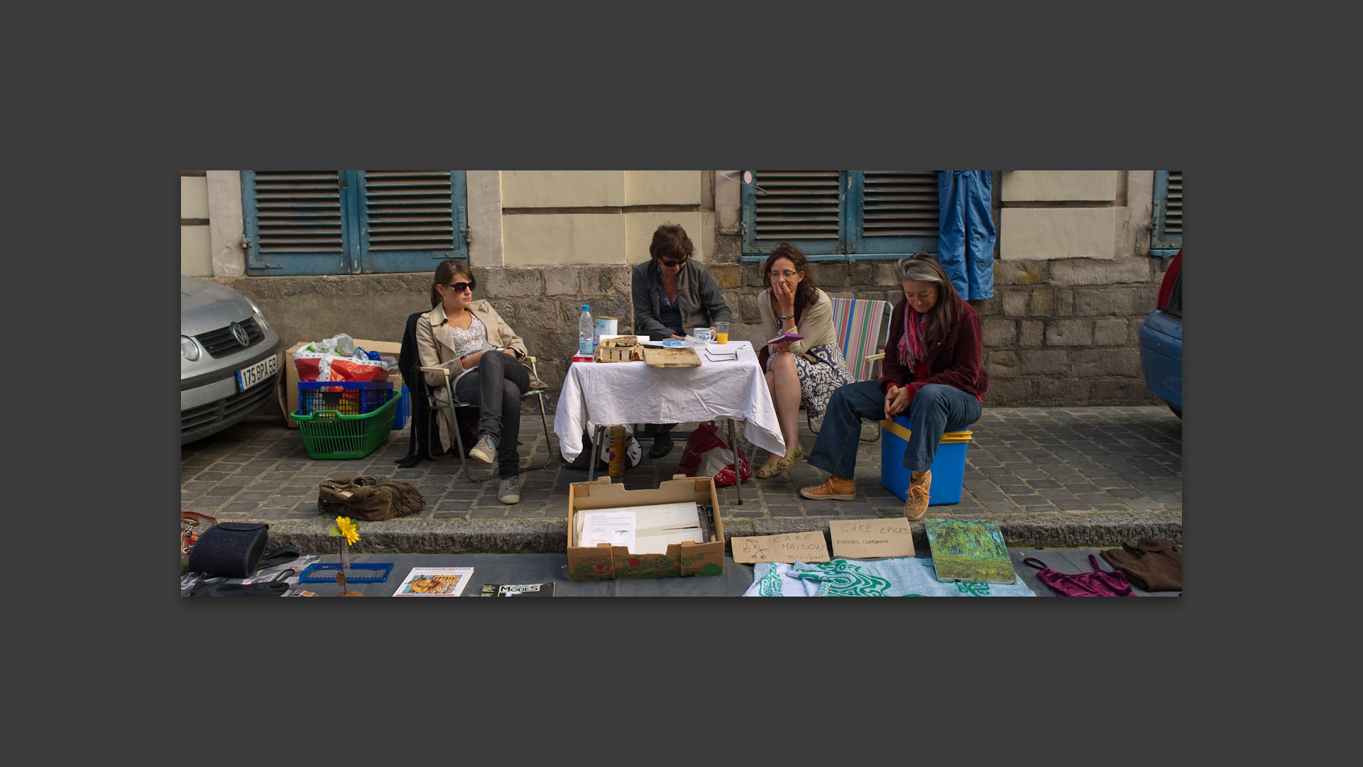 En attendant le chaland, braderie de Lille, rue de Roubaix.