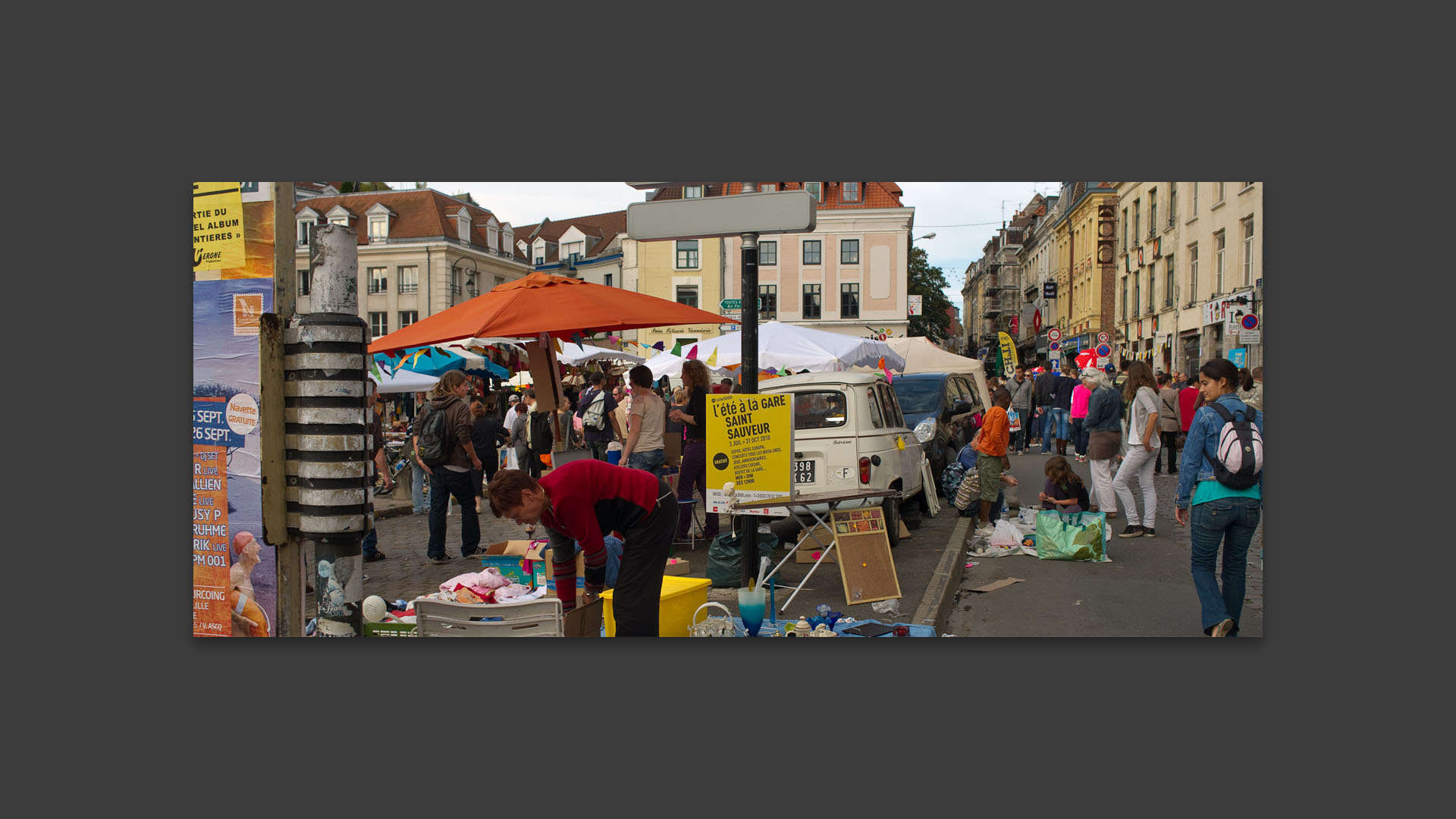 Déballage place Louise-de-Bettignies, à la braderie de Lille.