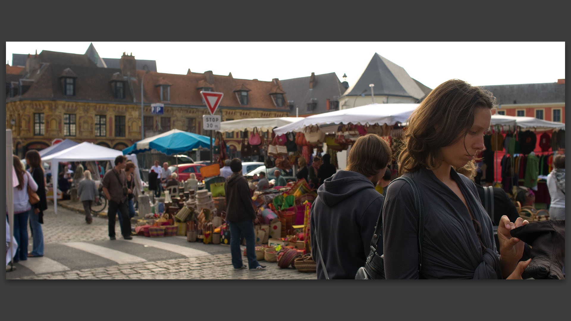 Chacun cherche son bonheur à la braderie de Lille.