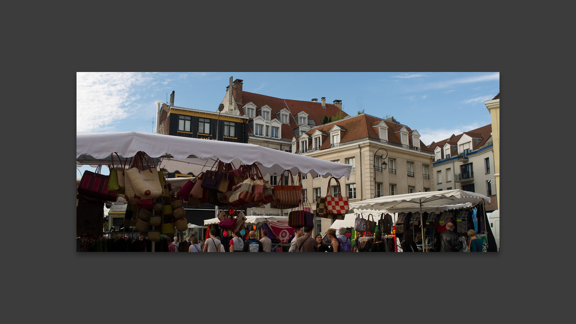 La braderie de Lille, avenue du Peuple Belge.