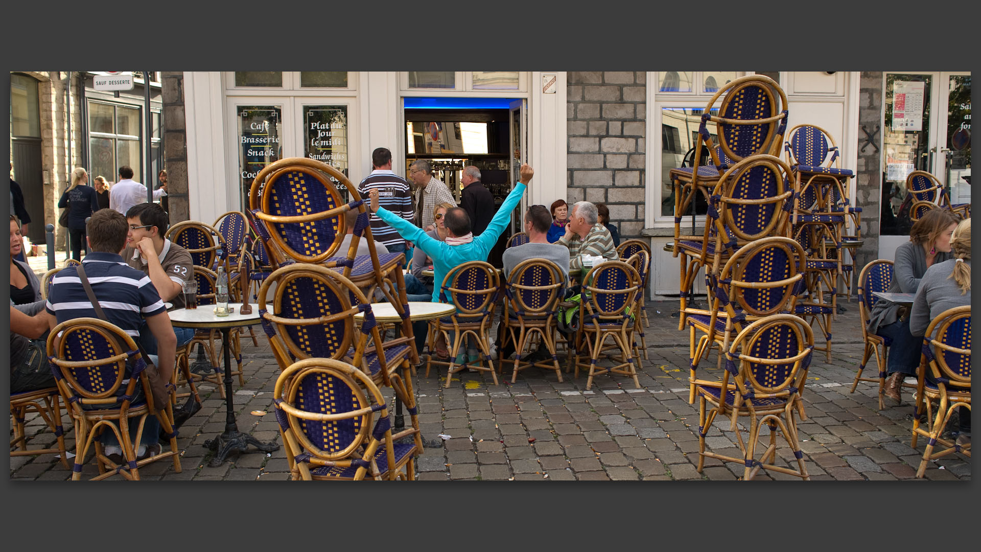 On commence à ranger, au café des Arts, place du Concert, braderie de Lille.