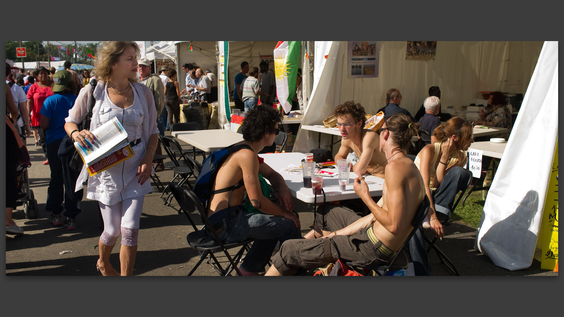 A travers les stands de la fête de l'Humanité, à La Courneuve.